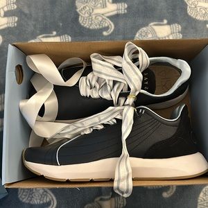 Saysh Two size 8 women’s sneaker with extra laces and dust bag - never worn
